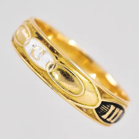 Ordensring med emalj stl:22 bredd 6mm, gravyr, 18K. Vikt: 6,4 g