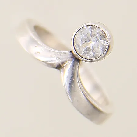 Ring med vit sten stl:15½ bredd 3,5-11mm, silver 925/1000 Vikt: 2,8 g