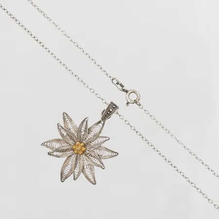 Collier med filigranarbete i form av en blomma, höjd på hänge 40mm, bredd 32mm, längd på kedja 41cm, silver 835/1000. Vikt: 4,2 g