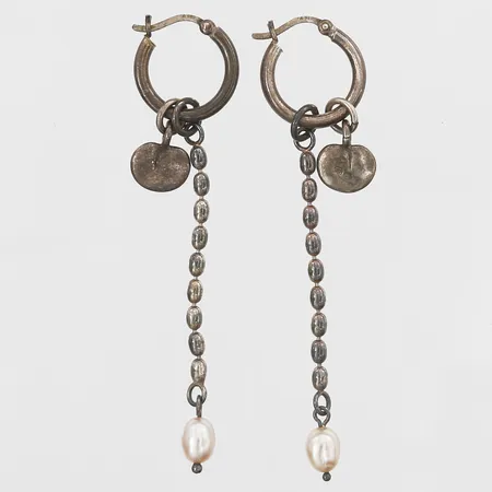 Örhängen "Vanamo" Kirsti Doukas för Kalevala Koru med odlade pärlor, längd 67mm, Ø15mm, rosa ton på pärlor, silver 925/1000 Vikt: 5 g