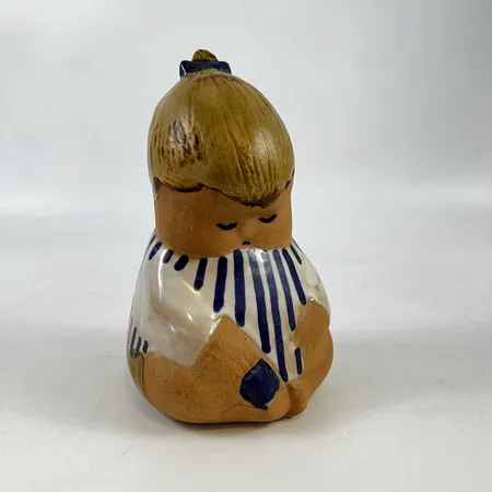 Figurin Johanna ur serien Larsons ungar, design Lisa Larson (1931-2024), etikett- samt stämpelmärkt, Gustavsberg, höjd 15cm, delvis glaserat stengods