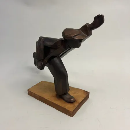 Skulptur "Ådalen" Lenny Clarhäll, patinerad brons på träsockel, signerad LC, numrerad 24/100, gjutarstämpel Herman Bergman 1900-tal Specialfrakt, kontakta pantbankskontoret för mer information.
