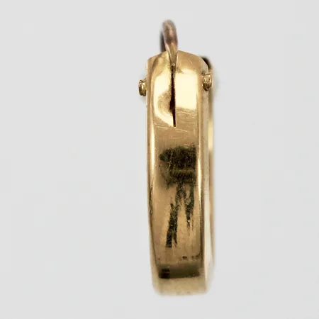 Udda örhängen defekt Ø: ca 12mm bredd: ca 3mm 18K Vikt: 0,4 g