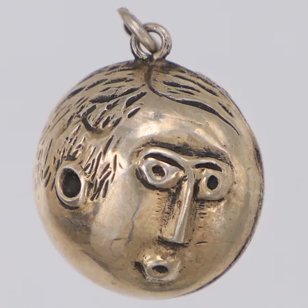 Hänge Sfäriskt dubbelsidig dekor i form av ansikte, Olle Ohlsson för Kaplans, längd 25,5mm, bredd 18mm, silver 830/1000  Vikt: 3,2 g