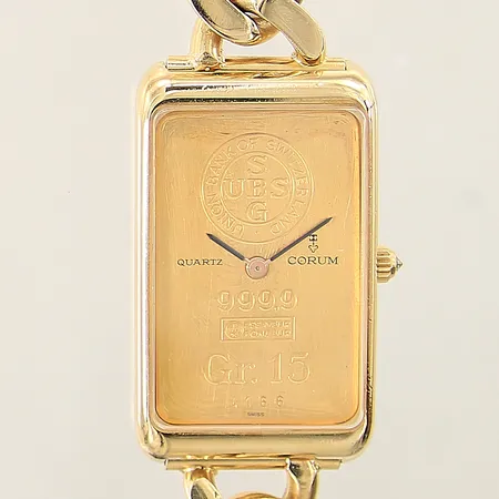 Herrur Corum boett samt pansarlänk i 18K quartz ref-nr:44400 serie-nr:361813 40x24mm, urtavla med guldtacka i 24K, 15g, numrerad:4166, Union Bank Of Switzerland, original läderband medföljer, safirglas, krona med diamant, tag, ytterkartong med lätt slitage, etui, certifikat från Rob Engström 1982, fungerar ej, i behov av batteribyte, boett samt länk med mindre repor, bruttovikt:134,1g
