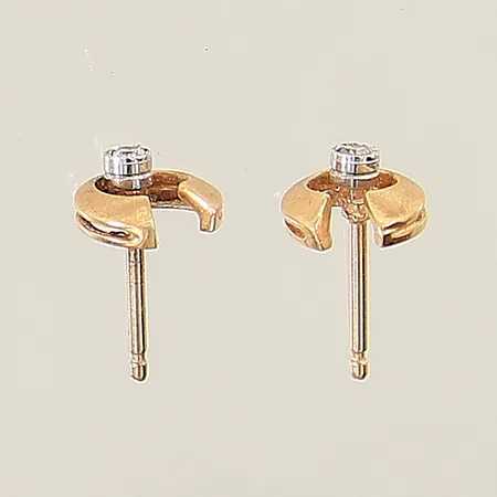 Örhängen med 8/8-slipade diamanter 2 x ca 0,01ct Ø6,8mm, saknar snurrebussar 18K Vikt: 1,1 g