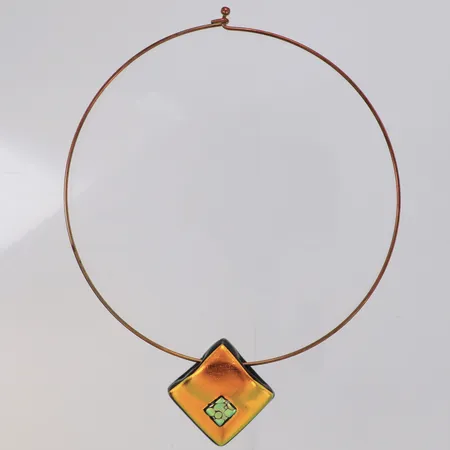 Collier med hänge, Ø13cm, hängets mått 43mm, gulmetall