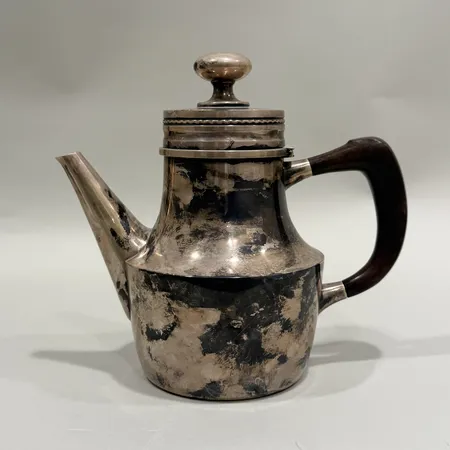 Tekanna med trähandtag Eric Löfman för Markströms Guldsmeds Ab K G höjd 18,5cm, Uppsala, år 1975, silver 830/1000 Vikt: 547,1 g