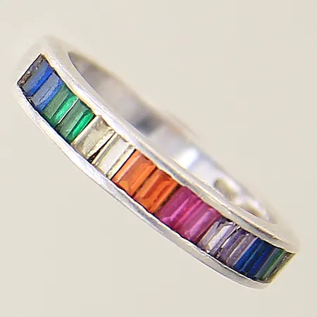 Ring med färgade stenar stl:17 bredd 2,2-4mm silver 925/1000 Vikt: 2,6 g