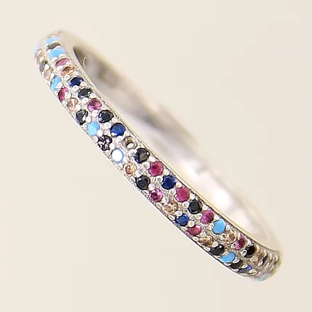 Ring med färgade stenar stl:17¼ bredd 2-2,5mm, 1 sten saknas, silver 925/1000 Vikt: 1,4 g