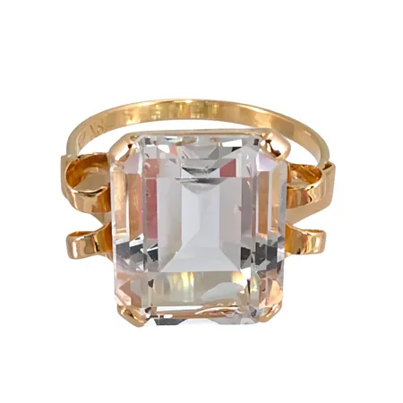 Ring, 18K guld, Bergkristall 10x12 mm, Guldvaruhuset Aktiebolag (GVH), svensk kontrollstämpel, stl:17,0 mm, bredd 1,7 - 12 mm, invändig gravyr, fint skick Vikt: 3,6 g