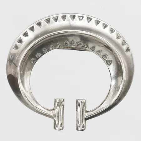 Brosch Kalevala Koru Finland, längd 35mm, bredd 32mm, saknar fäste till nål, silver 916/1000 Vikt: 8 g