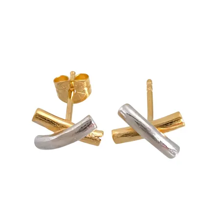 Örhängen, 18K guld, tvåfärgad modell, storlek 5x8 mm, en plopp saknas Vikt: 1,5 g