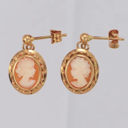 Örhängen med Camé längd 19mm, bredd 10,7mm, 18K  Vikt: 2,2 g