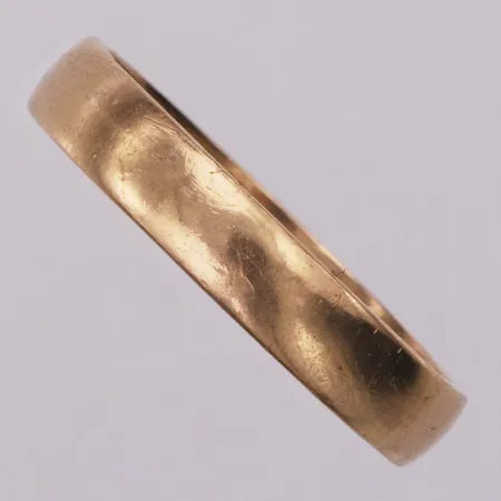 Ring slät stl:21¼, bredd 4,4mm, gravyr, svenska stämplar, 18K Vikt: 5,1g Vikt: 5,1 g