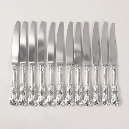 Tolv knivar med blad i rostfritt stål modell Olga, längd 18cm, silver 830/1000 Vikt: 475,4 g