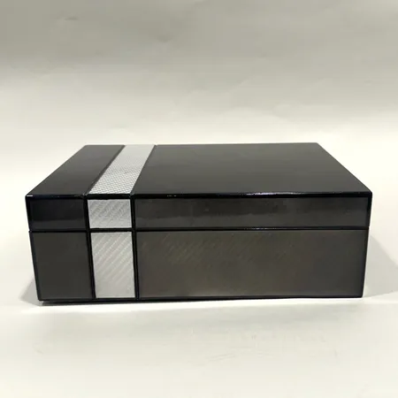 Humidor 24x17,5cm inbyggd luftfuktare, hygrometer samt cigarrsnoppare medföljer, smärre repor, bruksslitage