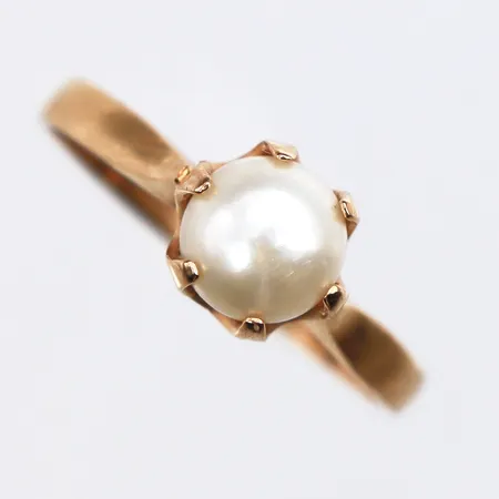 Ring med odlad pärla, Stl: 18½, bredd: 2,6-7,7mm, 18K Vikt: 3,1 g