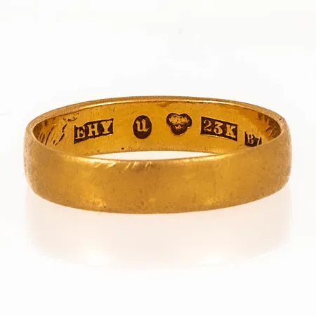 Ring slät stl:18 bredd 4mm höjd 0,9mm, ojämn form skena, gravyr, 23K 3,6g.