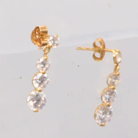 Ett par örhängen med vita stenar längd 2cm, 18k Vikt: 1,8 g