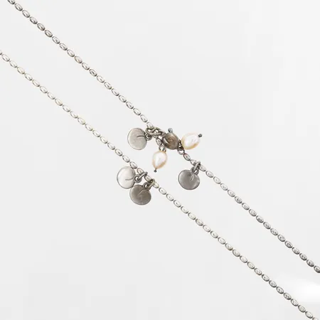 Collier "Vanamo" Kirsti Doukas för Kalevala Koru med odlade pärlor, längd ca 80cm, bredd 2-13mm, rosa ton på pärlor, silver 925/1000 Vikt: 25,1 g
