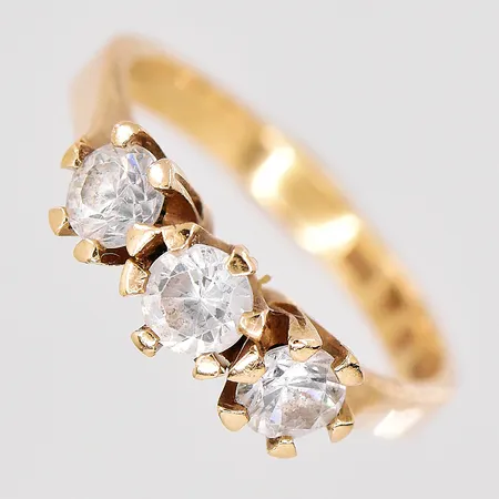 Ring med vita stenar stl:16, bredd 2-5mm, 18K. Vikt: 3,5 g