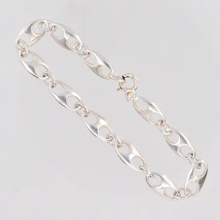 Armband längd 18½cm, bredd 7mm, defekt lås, silver 835/1000. Vikt: 9,8 g