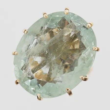 Ring med akvamarin ca 21,35ct, Stockholm år 1965, stl:15¾, bredd 3,5-23mm, mästarstämpel saknas, nagg på sten, svag gravyr, 18K Vikt: 15 g