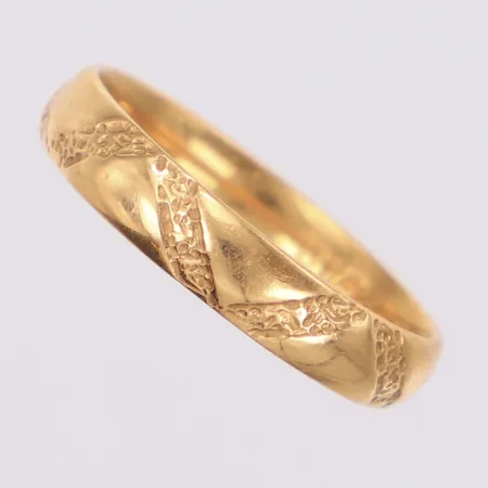 Ring med mönster stl:18, bredd 3,9mm, gravyr, 18K Vikt: 3,6 g