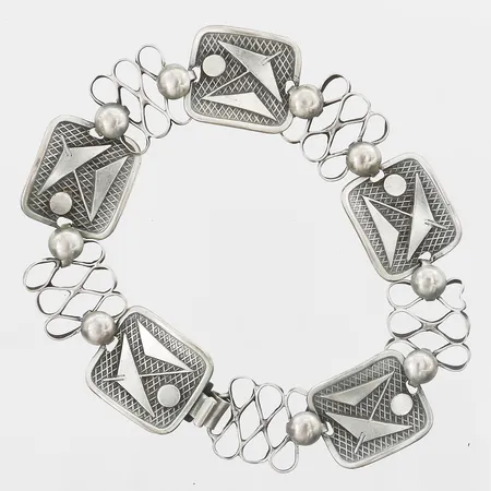 Armband med plattor samt geometriska former, längd 19½cm, bredd 17mm, tillverkad av Alton Falköping 1969, silver 830/1000 Vikt: 20,5 g