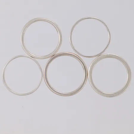 Fem ringar släta stl:17-18, bredd 2mm, 925/1000 silver Vikt: 8,8 g