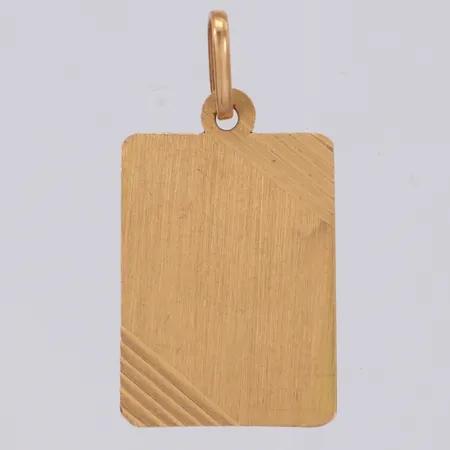 Hänge gravyrbricka längd 28mm inklusive ögla, bredd 14mm, 18K Vikt: 1,6 g