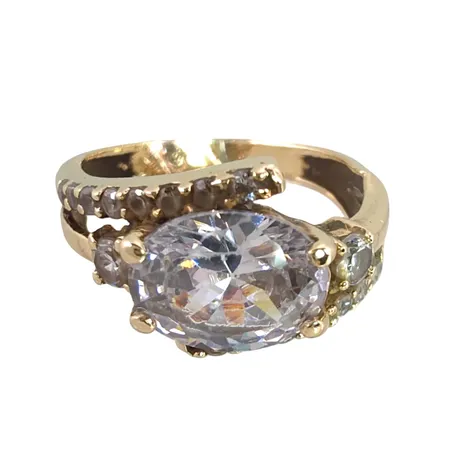 Ring, 14K guld, vita stenar, defekt Vikt: 3,2 g