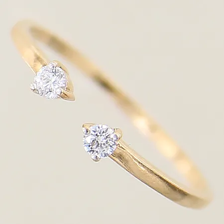Ring med vita stenar GHA stl:19 bredd 1,2-3,1mm, öppen modell 18K Vikt: 1,4 g