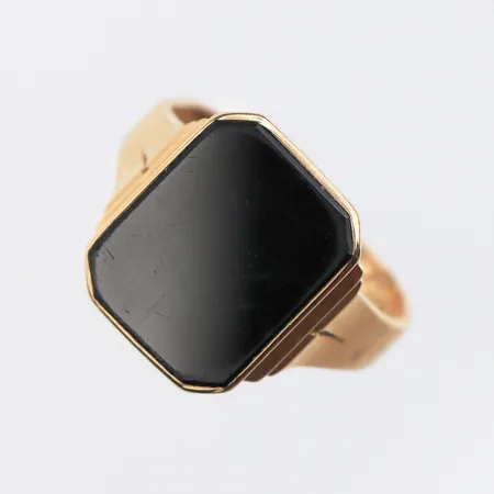 Klackring med onyx, Stl:18, bredd: 2,9-14,9mm, gravyr, skev skena, 18K Vikt: 4,1 g