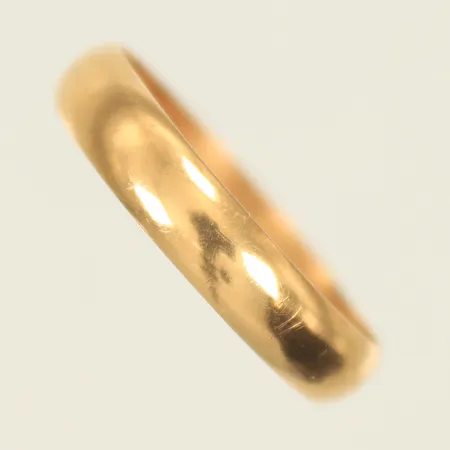 Slät ring stl 20¾, bredd 4,5mm, gravyr, 18K, 3,9g Vikt: 3,9 g