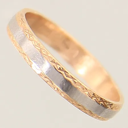 Ring med mönstrad dekor stl:16½ bredd 3mm, 18K Vikt: 2,3 g