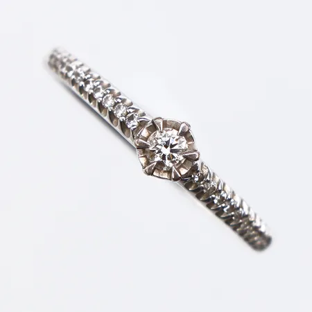 Ring med diamant 1 x ca. 0,07 + 20 x ca. 0,005ct, Stl:16½, bredd: 1,6-4,3mm, vitguld, Guldfynd, 18K Vikt: 2 g