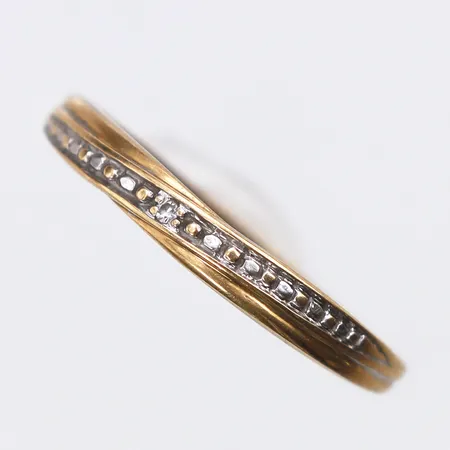 Ring med vitguldsdetalijer, Stl:17¾, bredd: 1,3-3mm, 18K Vikt: 1,1 g