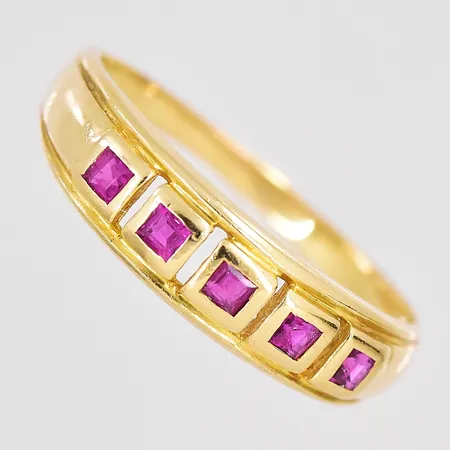 Ring med röda stenar stl:19¾, bredd 2-5mm, 18K. Vikt: 3,5 g