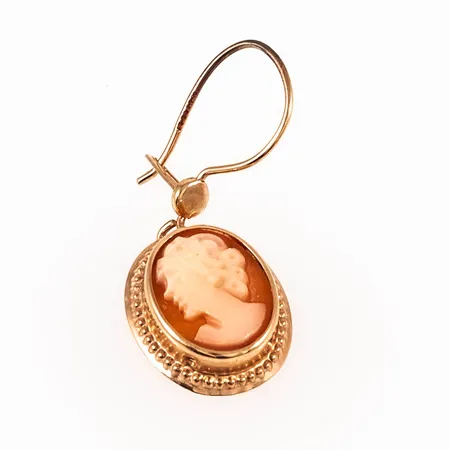 Ett udda kaméörhänge bredd 10,5mm, längd 26,5mm, 14K 0,6g. 