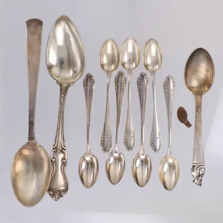 Diverse silver, graverat, repigt, defekt, silver 830/1000  Vikt: 182,3 g