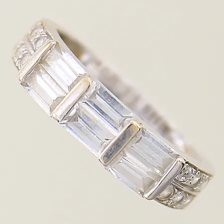 Ring med vita stenar stl:17¾ bredd 3,5-5mm, stenarna i mitten sitter löst, vitguld 18K Vikt: 4,2 g