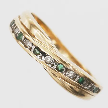 Ring med smaragder och diamanter 5xca0,01ct åttkantslipade stl:17¼, bredd 2-5mm, nagg på smaragder, 18K Vikt: 2,8 g