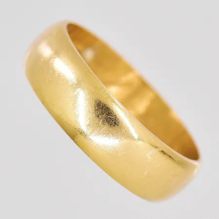 Ring stl:18¾ bredd 6mm, gravyr, 18K. Vikt: 5,8 g