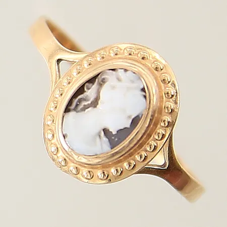 Ring med kamé stl:16½ bredd 1,5-10,8mm, skev 18K Vikt: 1 g