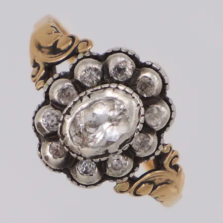 Ring med vita stenar stl:18½, bredd 13mm, del av skena i silver, skev, slitage, 18K  Vikt: 3,7 g