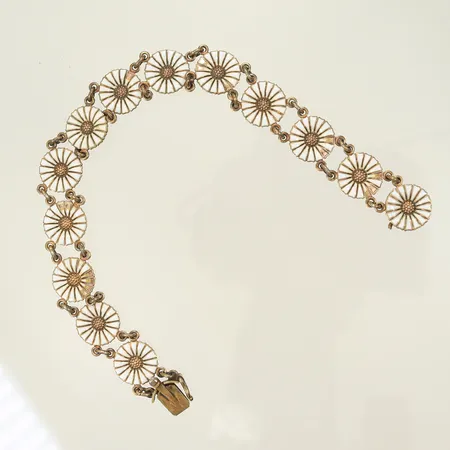 Armband Daisy Georg Jensen, design Anton Michelsen, längd 19cm bredd 11mm, emaljskador på 7 av blommorna, förgyllt silver 925/1000-delar 16,3g Vikt: 16,3 g
