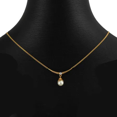 Collier, 18K guld, integrerat hänge med Bergkristall och odlad Pärla Ø6 mm, längd 44,0 cm, kedjans bredd 1,2 mm, fint skick, sten utan anmärkning Vikt: 3,9 g