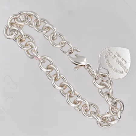 Armband med hjärtformad berlock Tiffany & Co längd 19cm, bredd 9mm, defekt fjädring på lås, silver 925/1000. Vikt: 36,7 g